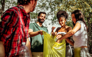 Grupo de pessoas recicla embalagens para um Natal mais sustentável