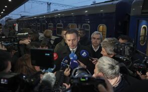 Luís Montenegro chegou a Kiev de comboio. A visita inclui um encontro com o presidente ucraniano. 