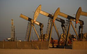 Petróleo salta 2% com paz na Ucrânia mais próxima. Tecnológicas pressionam em Wall Street