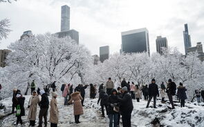 Tempestade de neve causa cancelamentos de voos em Nova Iorque e nos EUA.
