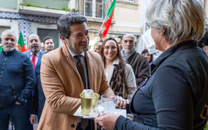André Ventura critica Montenegro durante ação de campanha em Vila Franca de Xira.