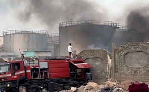 Destruição e fumo após Arábia Saudita bombardear porto no Iémen devido a carregamento de armas   