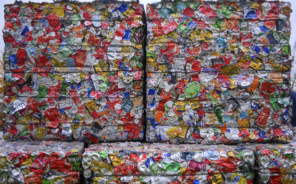 As latas de bebidas usadas fornecem sucata de alta pureza.