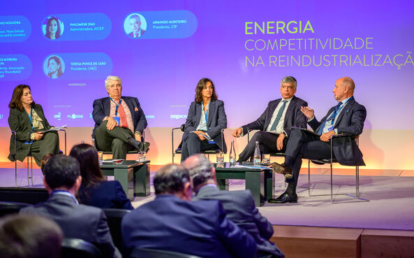 Debate sobre as Políticas de suporte para a reindustrialização.