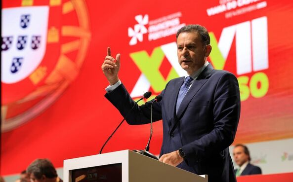 Luís Montenegro participou no encerramento do congresso da ANMP