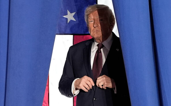 Trump marca 2025 com tarifas, Médio Oriente e Ucrânia