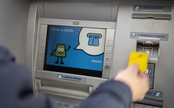 Levantamento de dinheiro num multibanco