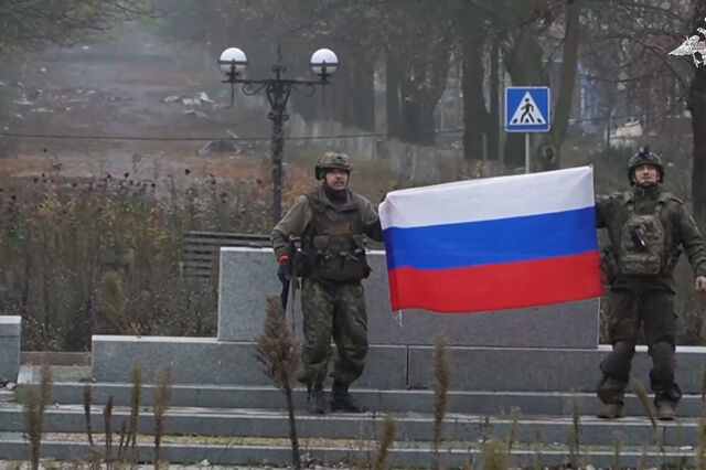 Exército russo divulga vídeo do que diz ser um militar com a bandeira russa em Pokrovsk  