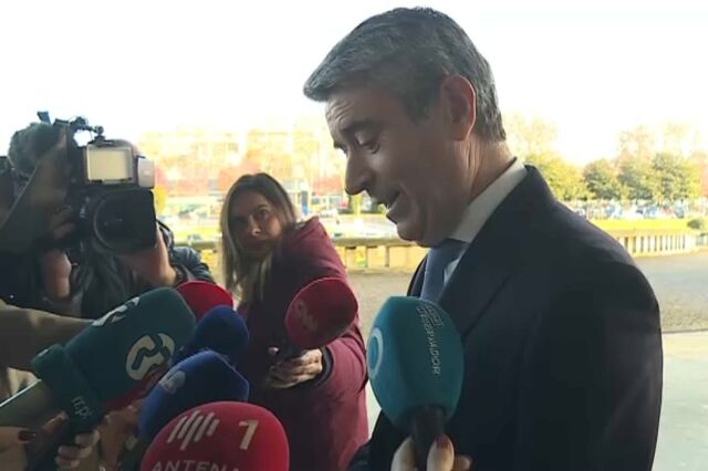 José Luís Carneiro visita Marcelo no hospital e leva-lhe um presente