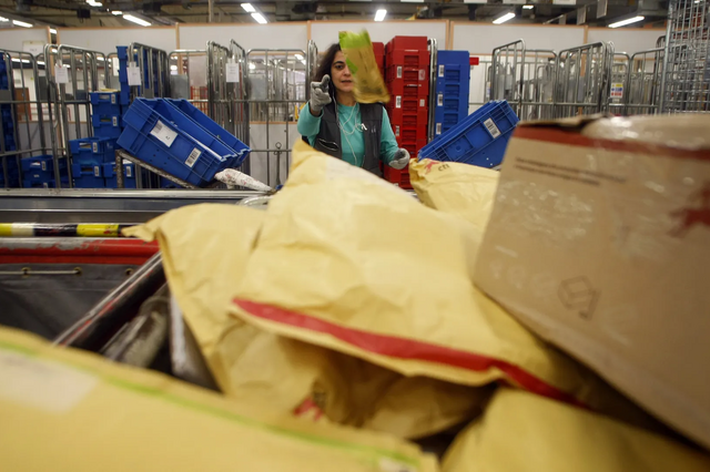 Droga seguia em encomendas dos CTT para todo o País. MP acusa rede de 16