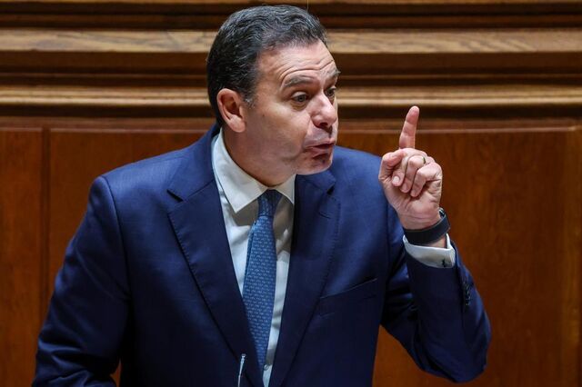 Montenegro anuncia compra de 275 novas viaturas perante 'problema crónico' no INEM