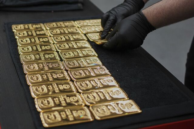 Ouro recua, prata próxima de máximos. Negociadores de metais de olho na inflação