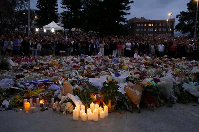 Multidão presta homenagem às vítimas do tiroteio na praia de Bondi na Austrália