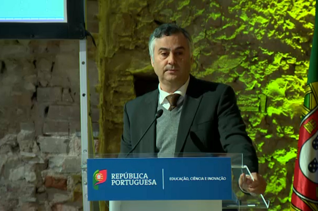 Ministro alerta para degradação de residências por alunos carenciados. PS exige retratação ou demissão