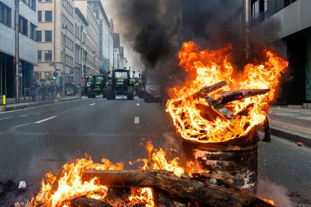 Tratores, fumo e 'foices'. Começou o grande protesto dos agricultores em Bruxelas