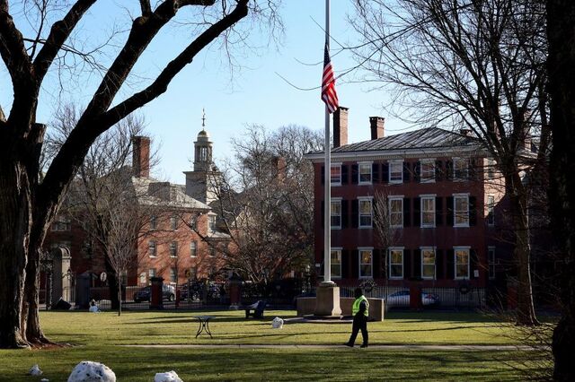 Polícia investiga ligação entre tiroteio em Brown e assassinato do professor do MIT. Suspeito terá sido identificado