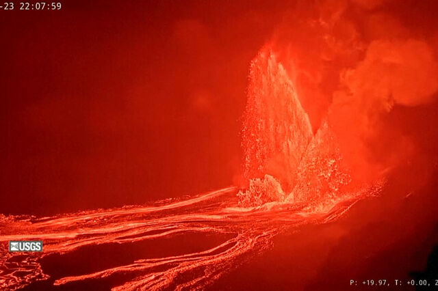 Fonte de lava jorra no interior do vulcão Kilauea, no Havai