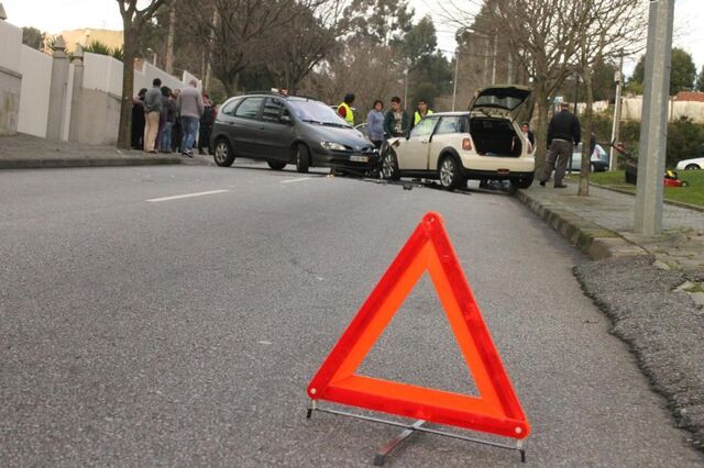 Triângulos dos carros têm os dias contados em Espanha. Luz de sinalização obrigatória em 2026