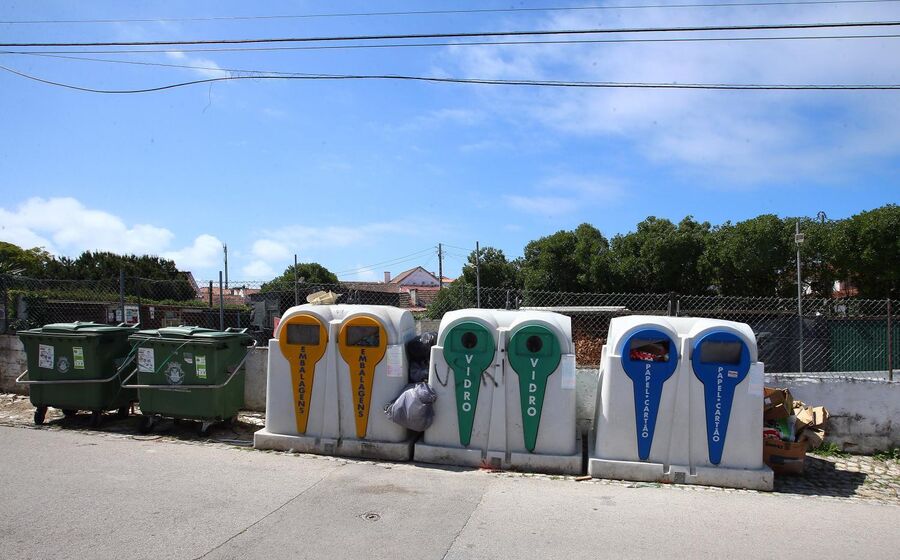 Portugal enfrenta desafios com metas de reciclagem e enterra lixo, afetando a economia circular