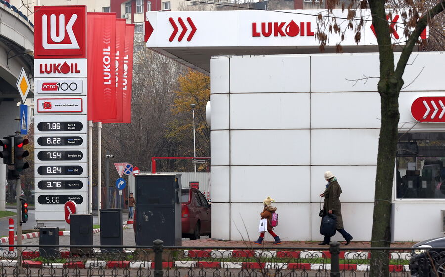 Entre os ativos da Lukoil contam-se postos de combustíveis, como este na Roménia.