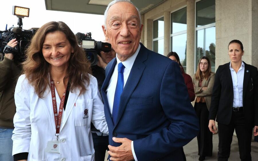 Marcelo Rebelo de Sousa à saída do Hospital de São João.