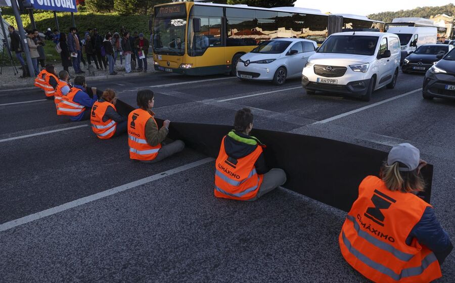 Protesto ambiental: ativistas bloqueiam estrada em Portugal devido às alterações climáticas