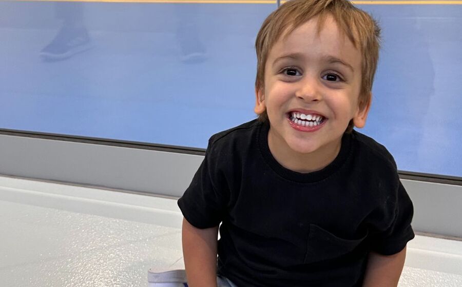 Dinis sorri enquanto assiste a um jogo de futsal, com apoio da Associação Salvador.
