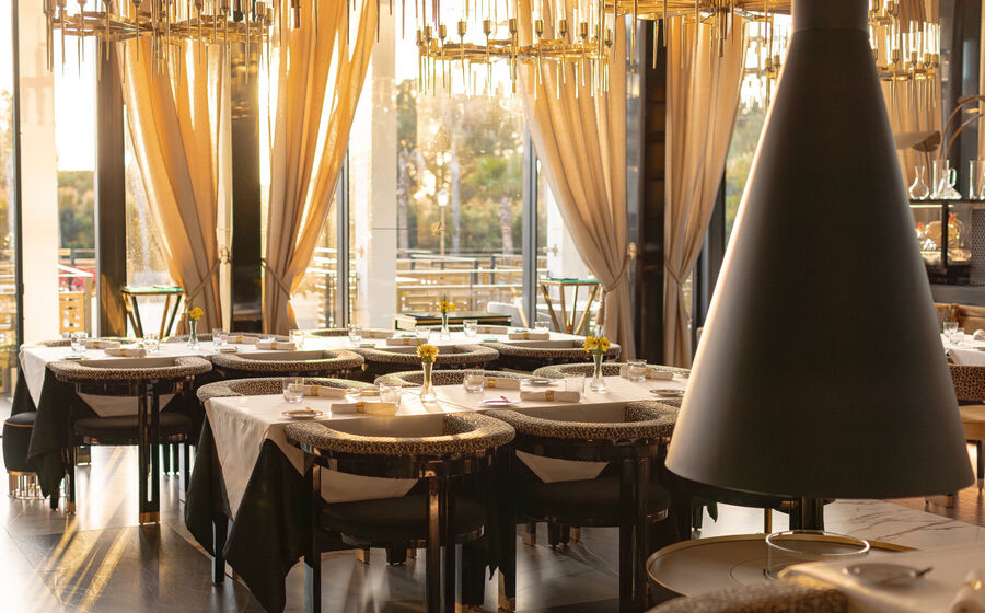 Restaurante Authentic, do 'chef' Miguel Sequeira, apresenta mesas de luxo no Porto.
