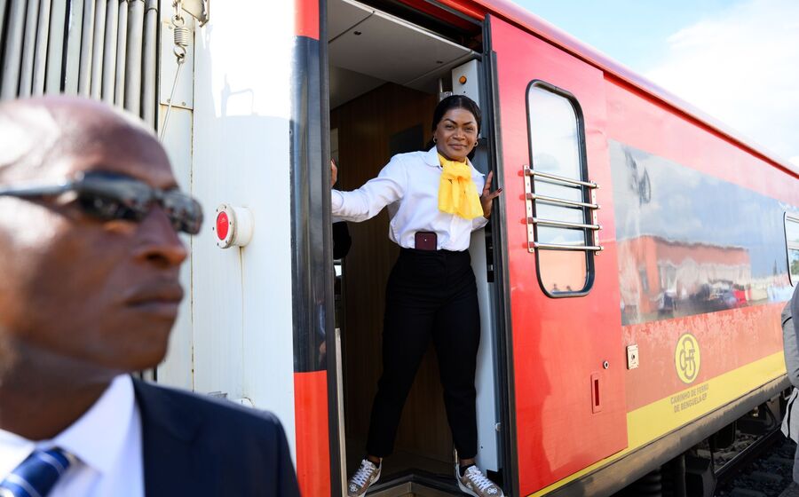 Comboio que percorre o Corredor do Lobito