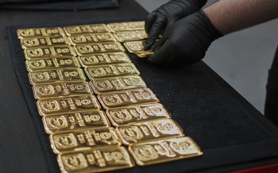 Ouro com quebra ligeira, prata próxima de máximos