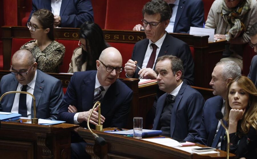 Ministro das Finanças de França, Roland Lescure, fala com o primeiro-ministro, Sébastien Lecornu, antes da votação do diploma