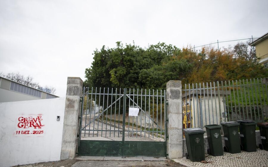 Escola fechada devido à greve que contesta o pacote laboral do Governo