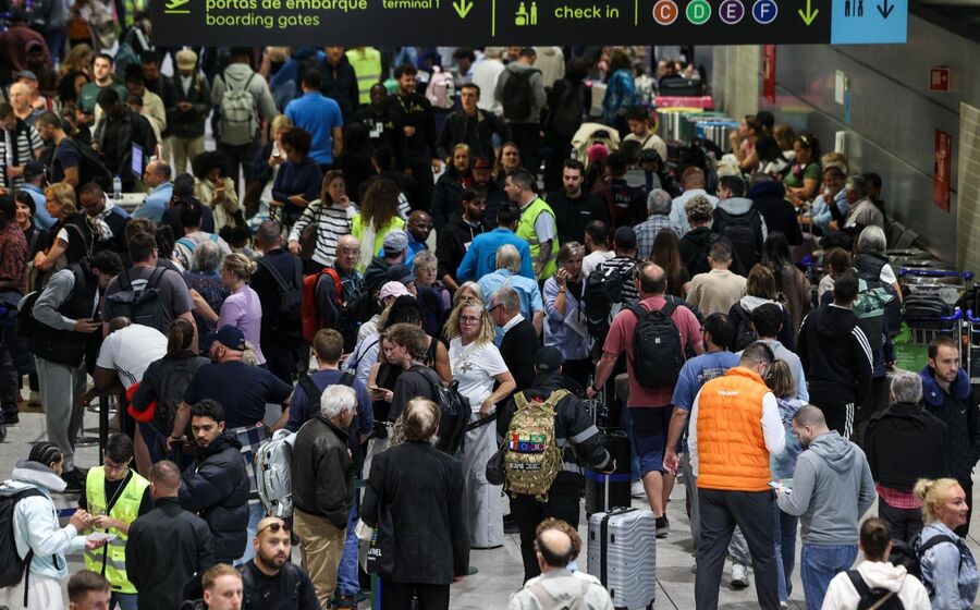Imagem de arquivo de filas de espera no aeroporto de Lisboa