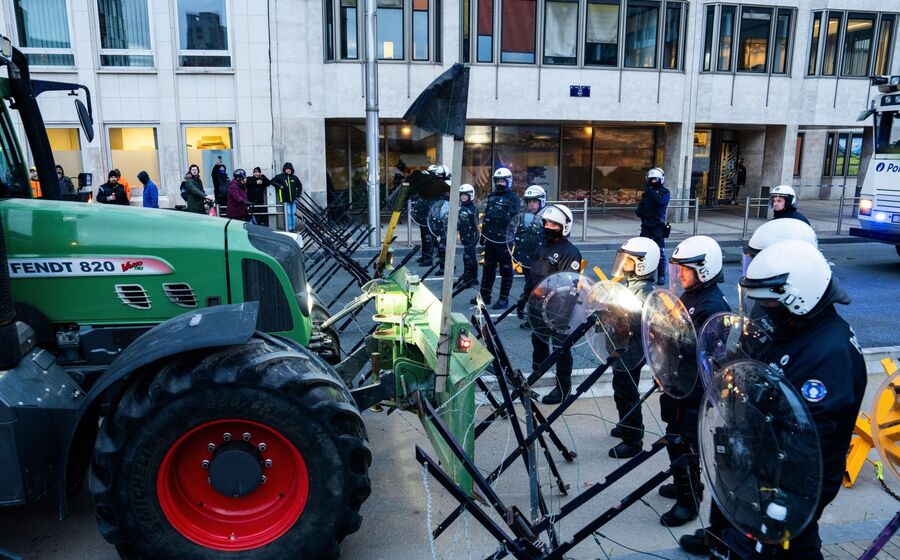 Agricultores protestaram recentemente em Bruxelas com tratores e confronto com a polícia
