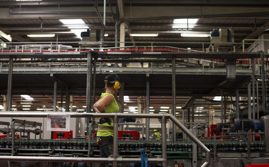 Mercado de trabalho enfrenta desafios com imigração e inteligência artificial, apesar de fatores favoráveis.