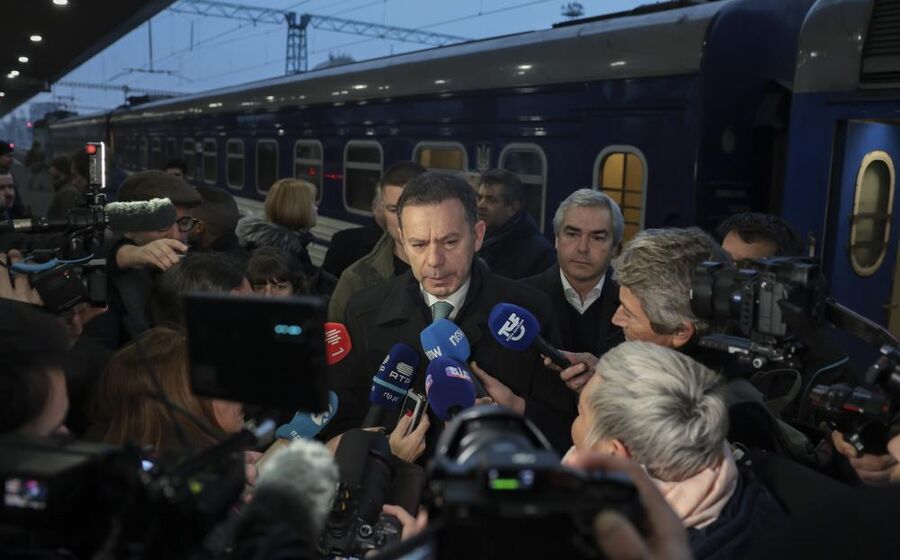 Luís Montenegro chegou a Kiev de comboio. A visita inclui um encontro com o presidente ucraniano. 