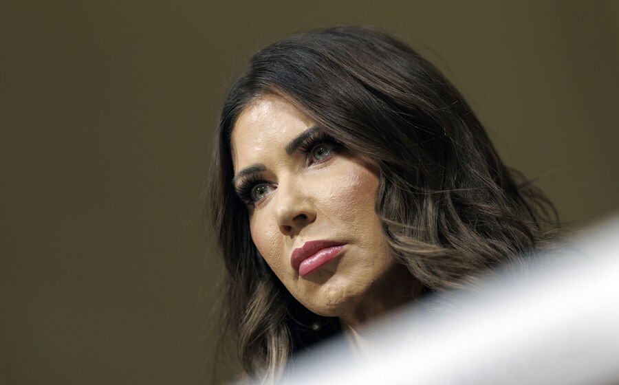 Aumento do apoio financeiro para imigrantes ilegais que deixam o país voluntariamente foi anunciado por Kristi Noem.