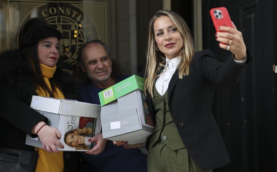 Joana Amaral Dias entrega assinaturas no Tribunal Constitucional