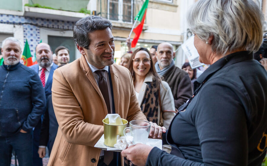 André Ventura critica Montenegro durante ação de campanha em Vila Franca de Xira.