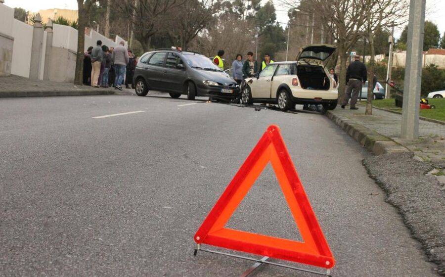 Triângulos dos carros têm os dias contados em Espanha. Luz de sinalização obrigatória em 2026