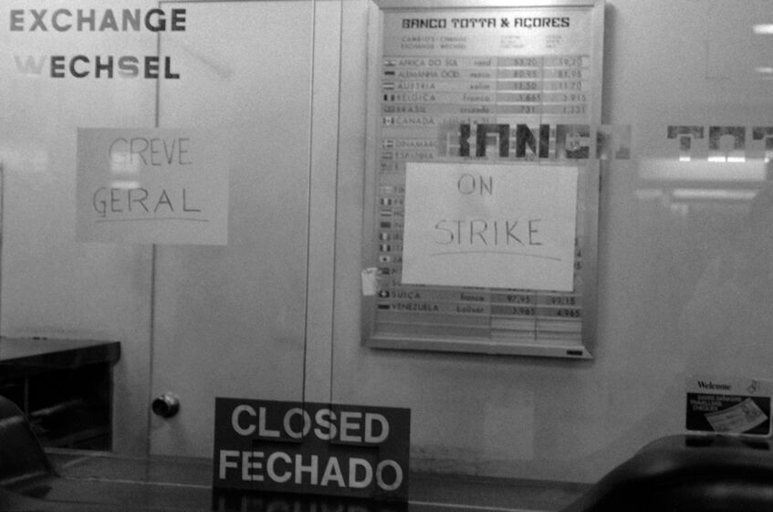 O dia 28 de março de 1988 marca a primeira greve geral que juntou UGT e CGTP. O país parou (foto mostra um balcão do Totta e Açores no Aeroporto de Lisboa encerrado) num protesto contra o pacote laboral do governo liderado pelo social-democrata Aníbal Cavaco Silva