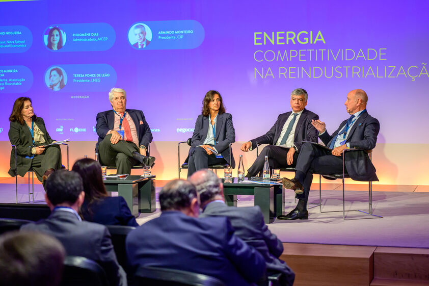 Debate sobre as Políticas de suporte para a reindustrialização.