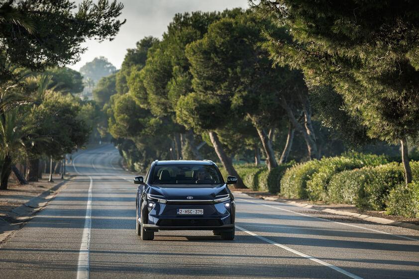 Toyota bZ4X: o elétrico com autonomia até 569 km e preços desde 44.990 euros