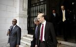Abebe Selassie (FMI), juntamente com Juergen Kroeger (CE) e Rasmus Ruffer (BCE), à saída de uma reunião da troika na Assembleia da República 
