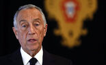 Marcelo Rebelo de Sousa discursa com o símbolo de Portugal ao fundo