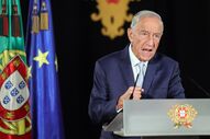Marcelo Rebelo de Sousa discursa com as bandeiras de Portugal e da União Europeia atrás