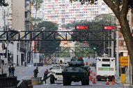 Veículos militares e oficiais bloqueiam uma estrada na Venezuela