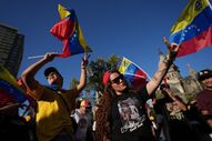 Manifestantes mostram bandeiras da Venezuela num protesto contra Nicolás Maduro