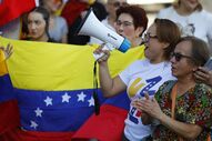 Venezuelanos celebram esperança de mudança política com apoio dos EUA