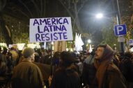 Manifestação em Lisboa com cartaz 'América Latina Resiste', em protesto contra os EUA